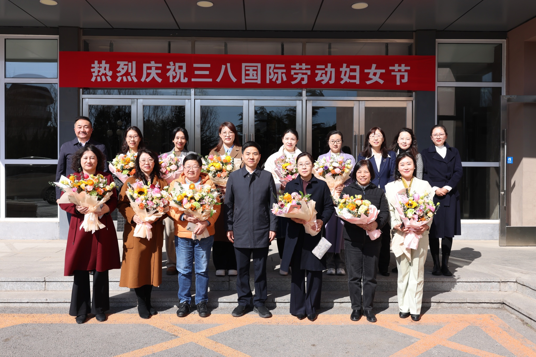 澳门新葡京召开庆祝“三八”国际妇女节女专家座谈会