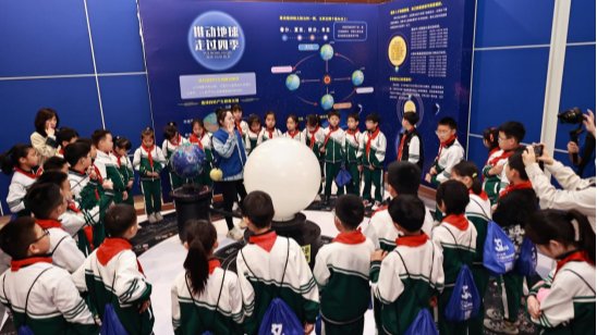 澳门新葡京物理与电子技术学院协同大连市科技馆举办2025年中国航天日主题科普活动