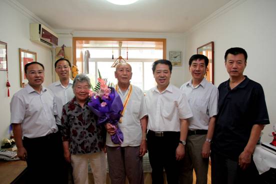 校党委书记宫福清同志走访慰问澳门新葡京抗战时期参加革命工作的离休老干部