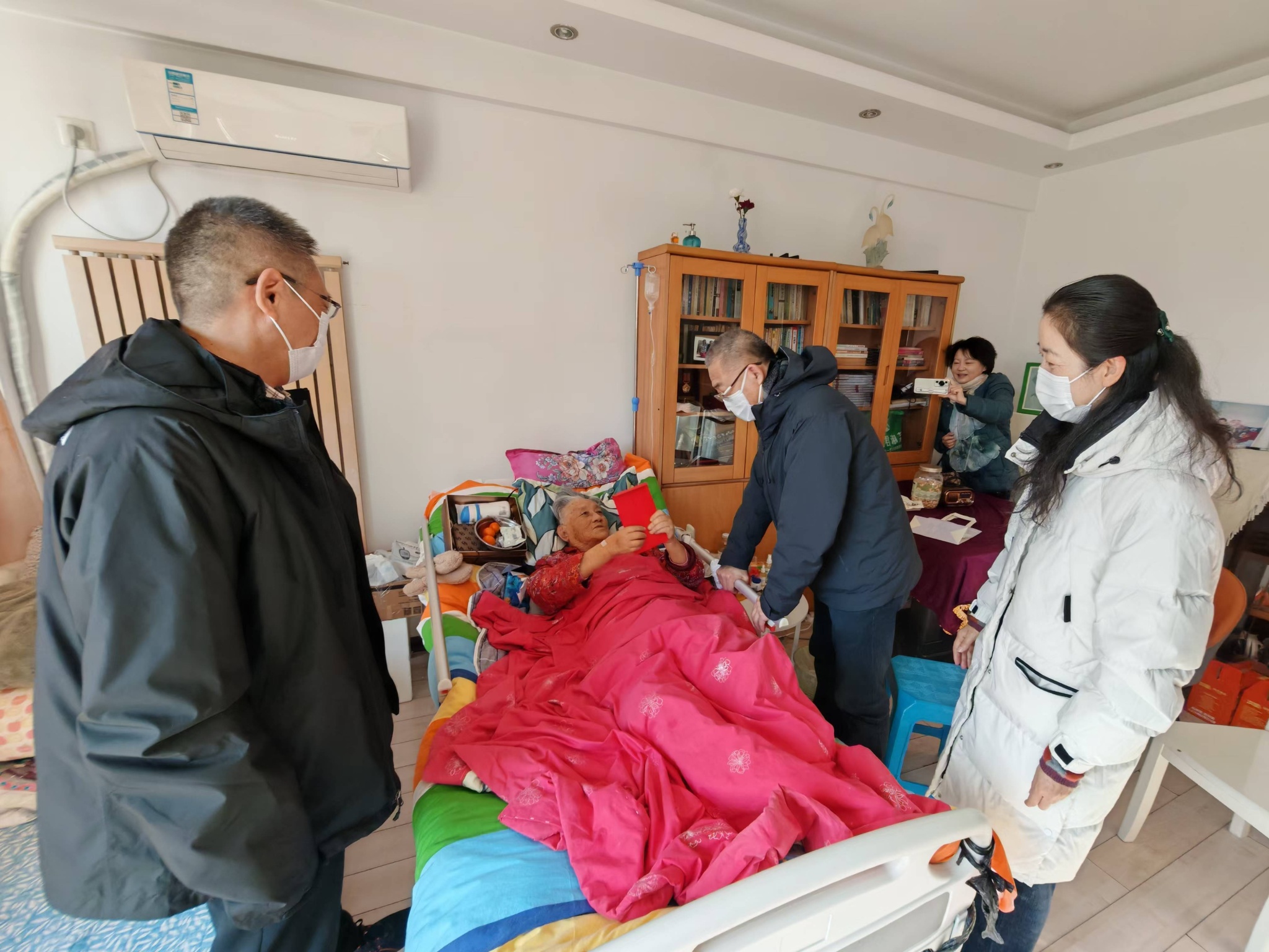 中共辽宁省委老干部局领导走访慰问澳门新葡京困难老干部并开展调研工作